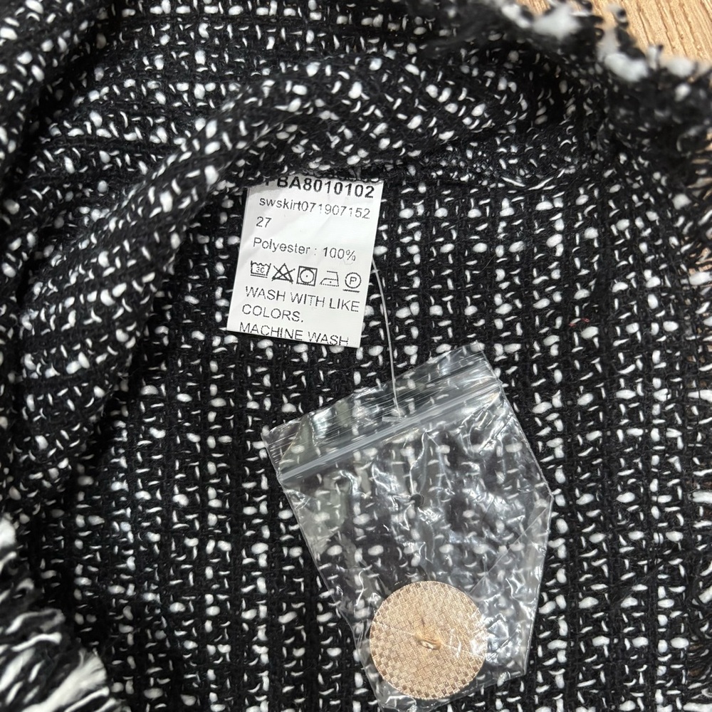H&M Chic Black and White Tweed Like Skirt - Picture 5 of 5